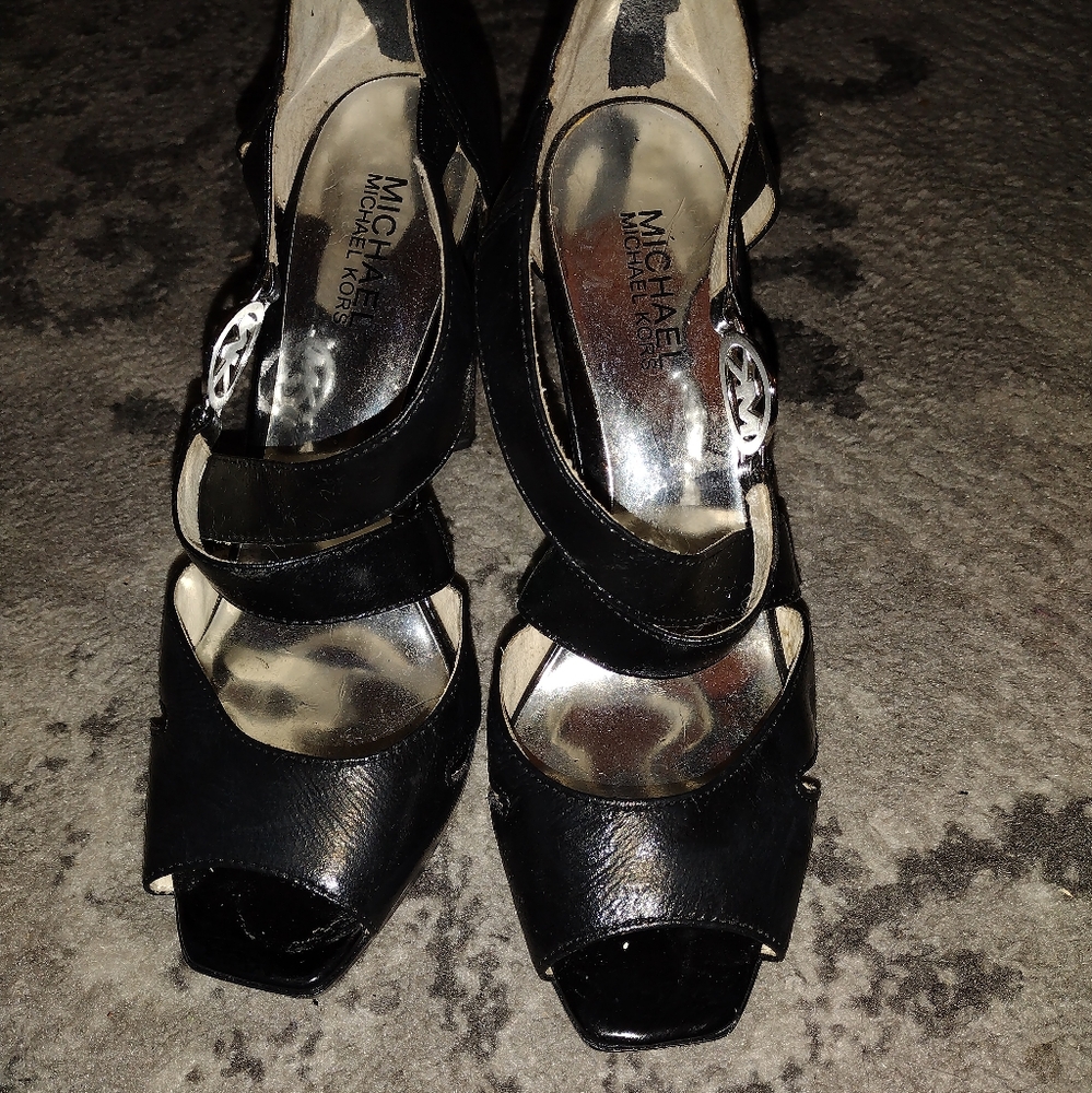 HEEL OPEN TOE PUMPS BY MICHAEL KORS